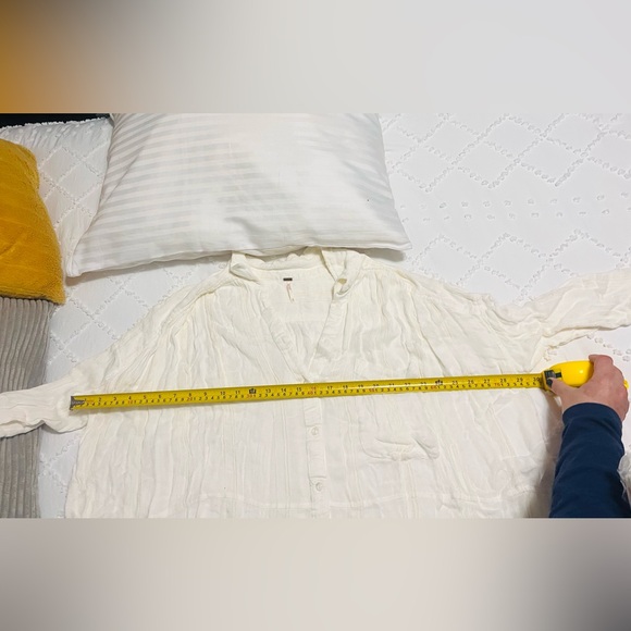 Free People - Long, button-up, collared, oversized top. Off white/cream. Large - Picture 5 of 6